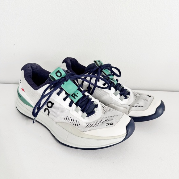 On Running Shoes - On The Roger Pro tennis shoes Women’s 8.5